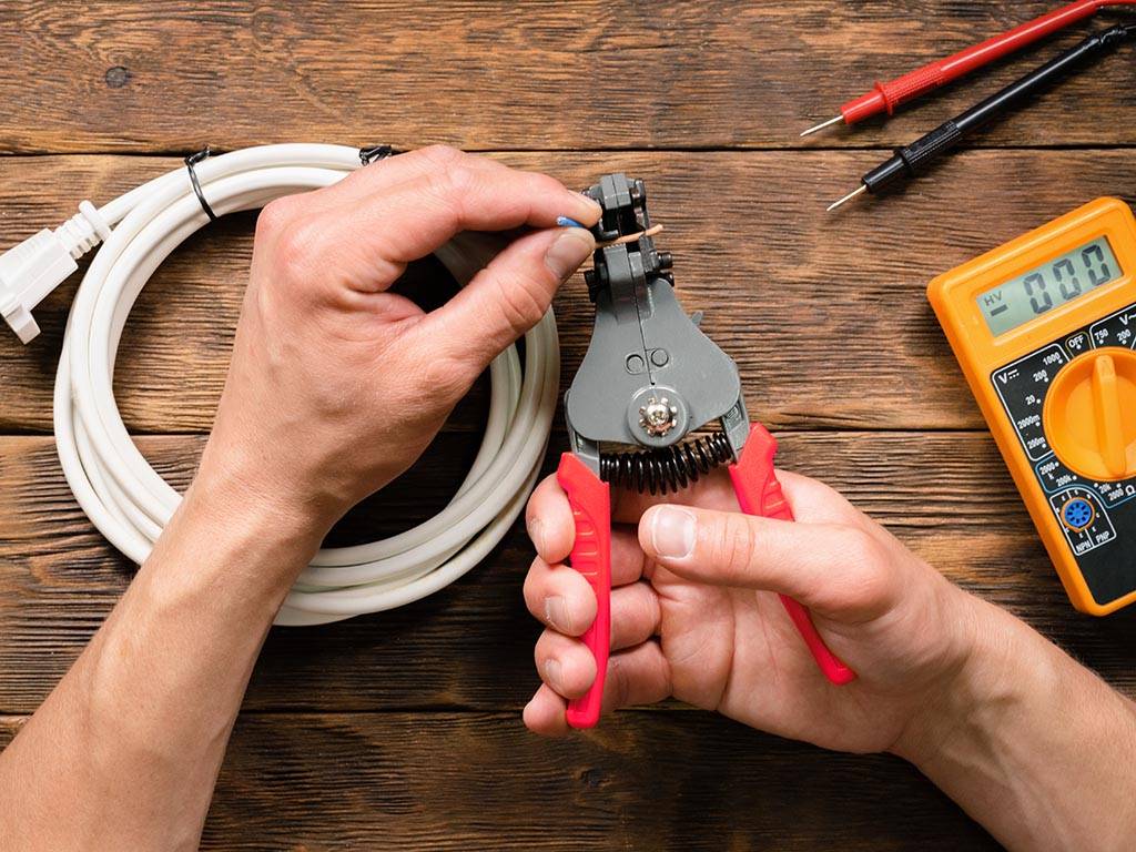 Automatischer Kabelschneider und Abisolierer