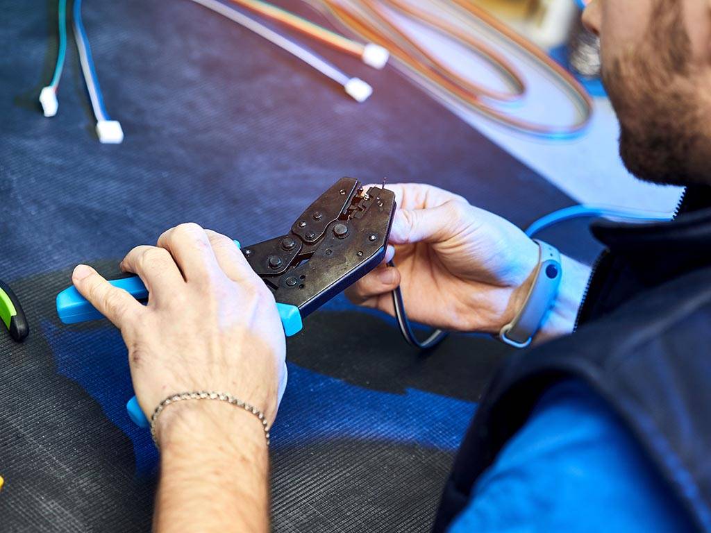 CRIMPZANGE FÜR UNISOLIERTE STECKVERBINDER