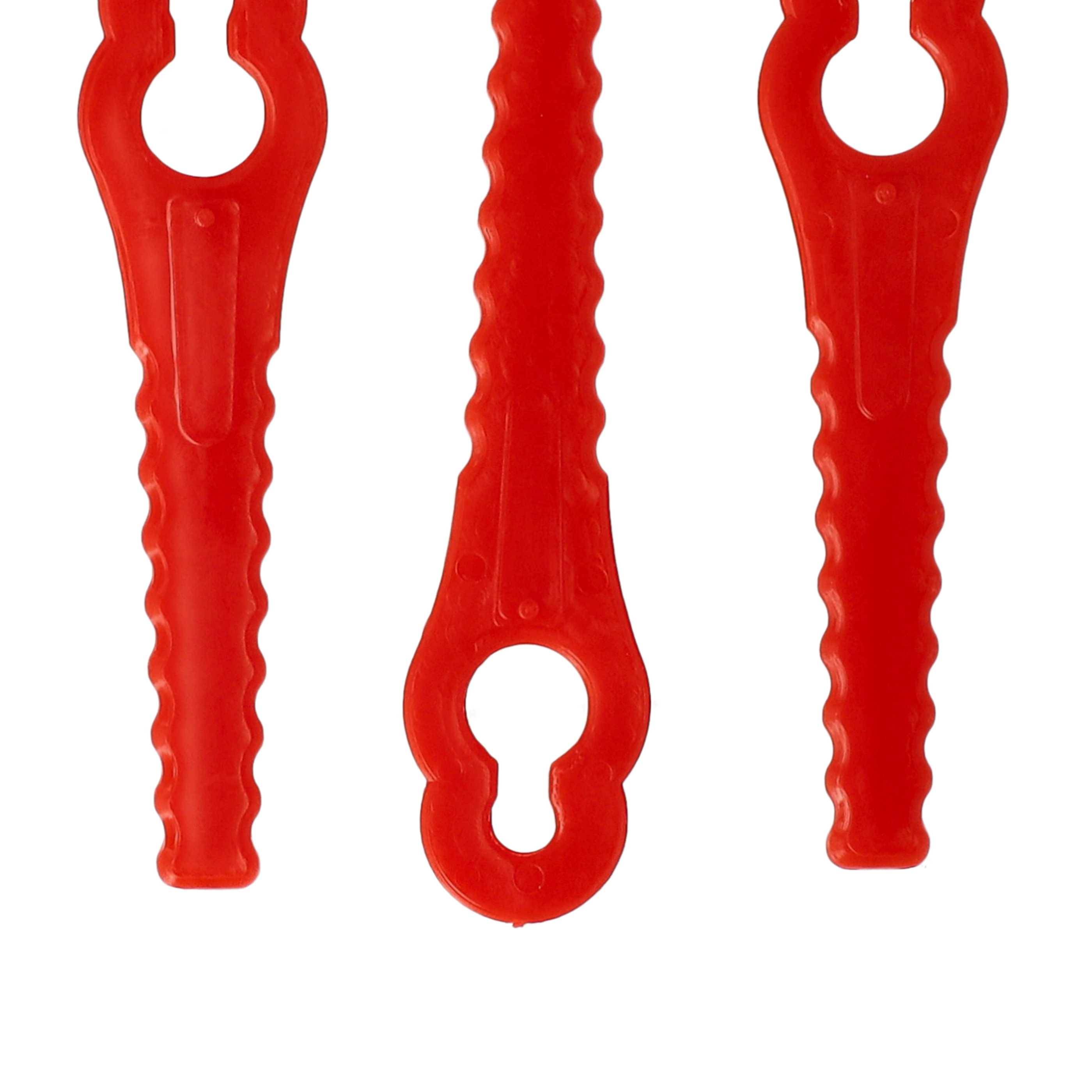 Drei rote Plastikzeltheringe mit gewelltem Design, die zum Befestigen von Zelten in Outdoor-Umgebungen verwendet werden.