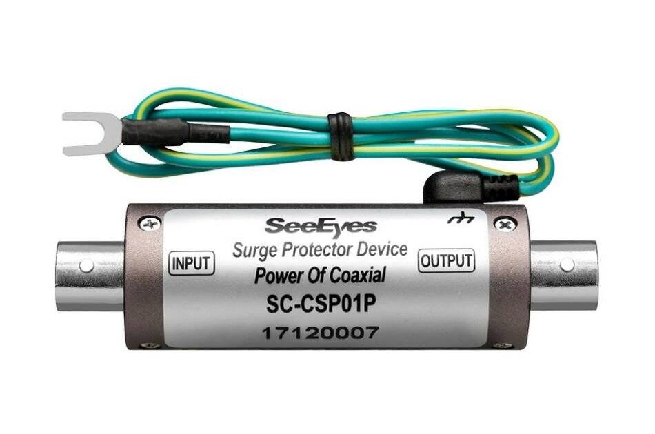 SeeEyes SC-CSP01P koaxiales Überspannungsschutzgerät mit Ein- und Ausgangsanschlüssen und angeschlossenem Erdungskabel