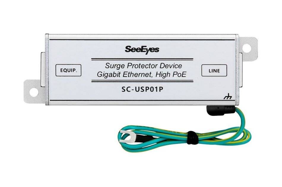 SeeEyes Gigabit Ethernet High PoE Überspannungsschutzgerät mit EQUIP.- und LINE-Anschlüssen und angebrachten Erdungsleitungen.