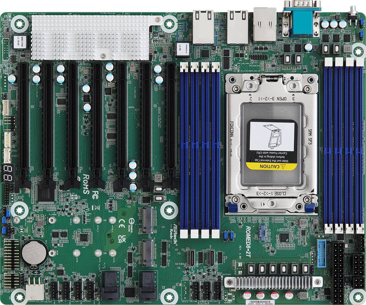 Draufsicht auf eine Computer-Hauptplatine mit mehreren Erweiterungssteckplätzen, RAM-Steckplätzen, hinteren E/A-Anschlüssen und einem CPU-Sockel mit Warnbezeichnung.