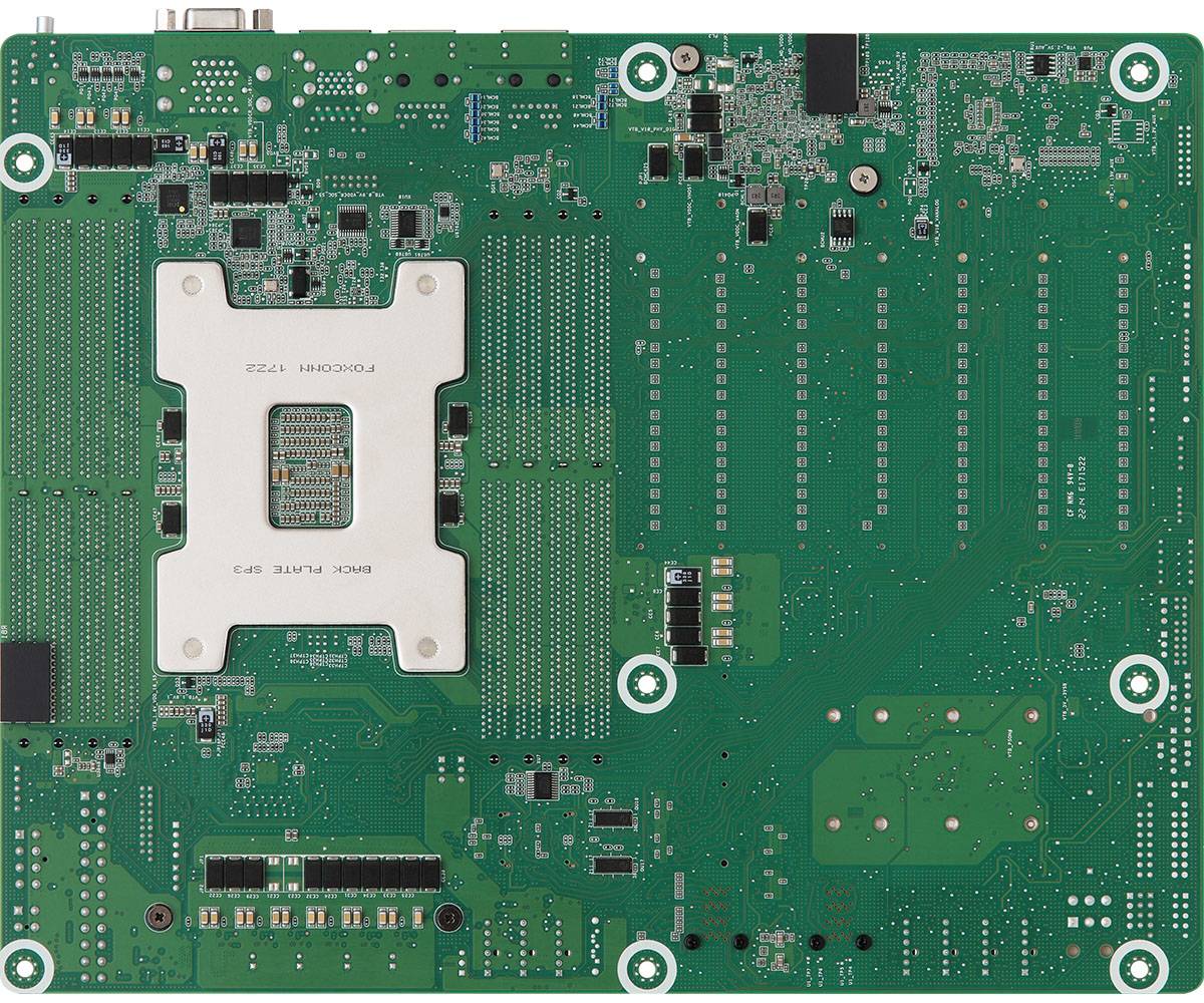 Nahaufnahme der Unterseite einer Computer-Hauptplatine mit einer großen weißen CPU-Steckplatte und verschiedenen Chips, Steckverbindern und Befestigungslöchern.