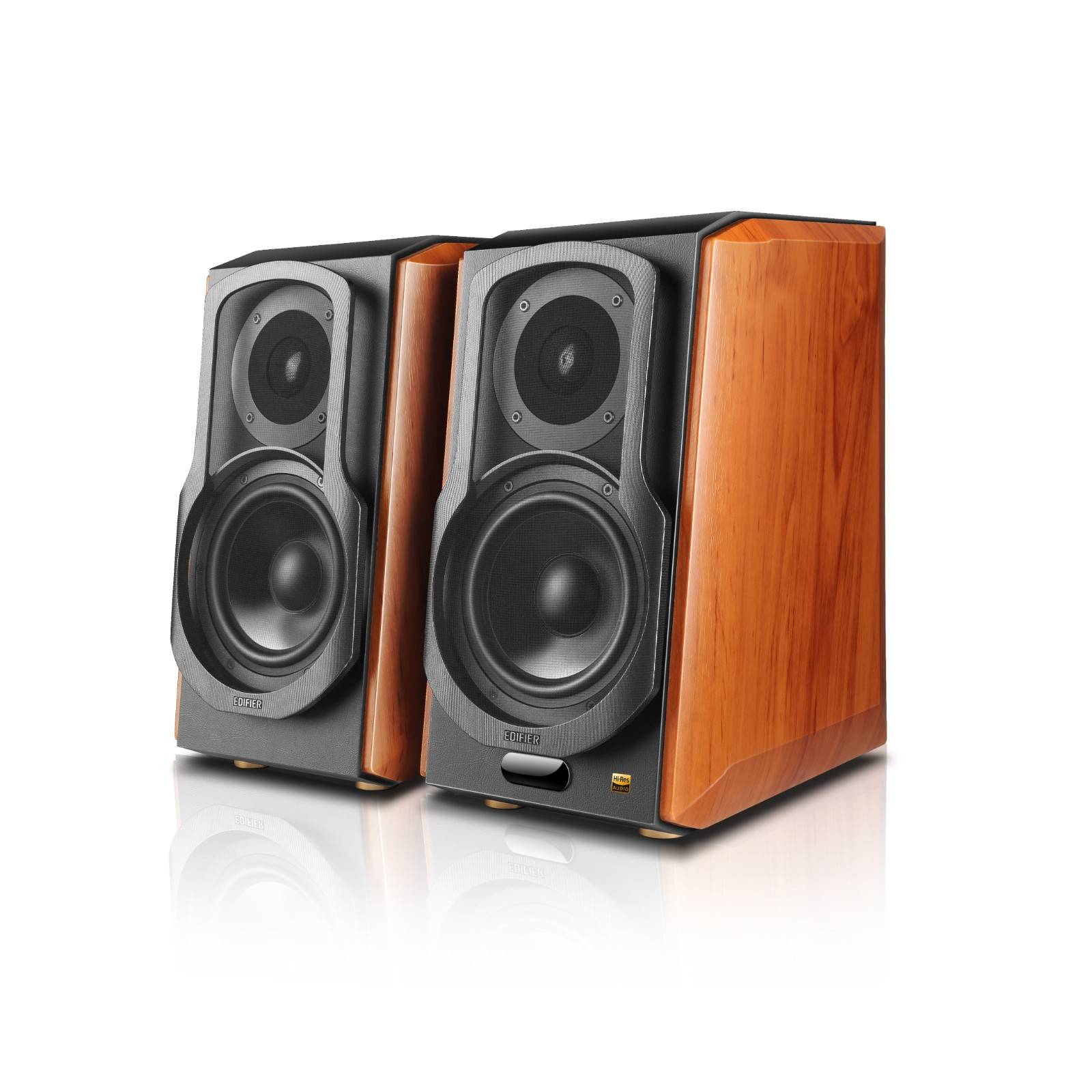 Zwei Holzlautsprecher mit schwarzen Frontpaneelen, die hervorstechende Tieftöner und Hochtöner aufweisen, sind leicht nach außen geneigt.