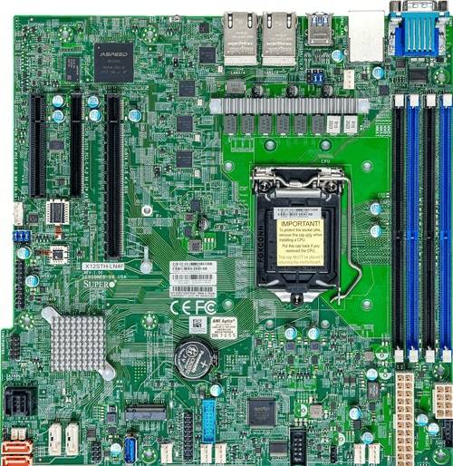 Computermainboard mit CPU-Sockel, RAM-Steckplätzen, Erweiterungssteckplätzen, Stromverbindungen und Anschlüssen zum Aufbau eines Desktop-PCs.