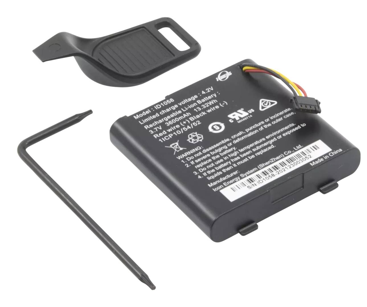Schwarzes wiederaufladbares Lithium-Ionen-Akkupack mit angebrachtem Stecker, gezeigt mit einer Abdeckung und einem Hebel-Werkzeug auf weißem Hintergrund.