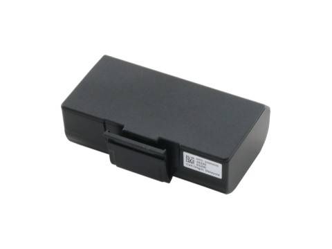 Schwarzes rechteckiges Batteriepack mit einer zentralen Verriegelung und kleinem Seitenetikett, dargestellt auf weißem Hintergrund.