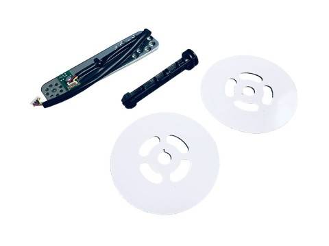 Komponenten eines Deckenventilatoren-Ausgleichsatzes, bestehend aus einem Metallstreifen mit angebrachten Gewichten und zwei runden Ausgleichsscheiben.