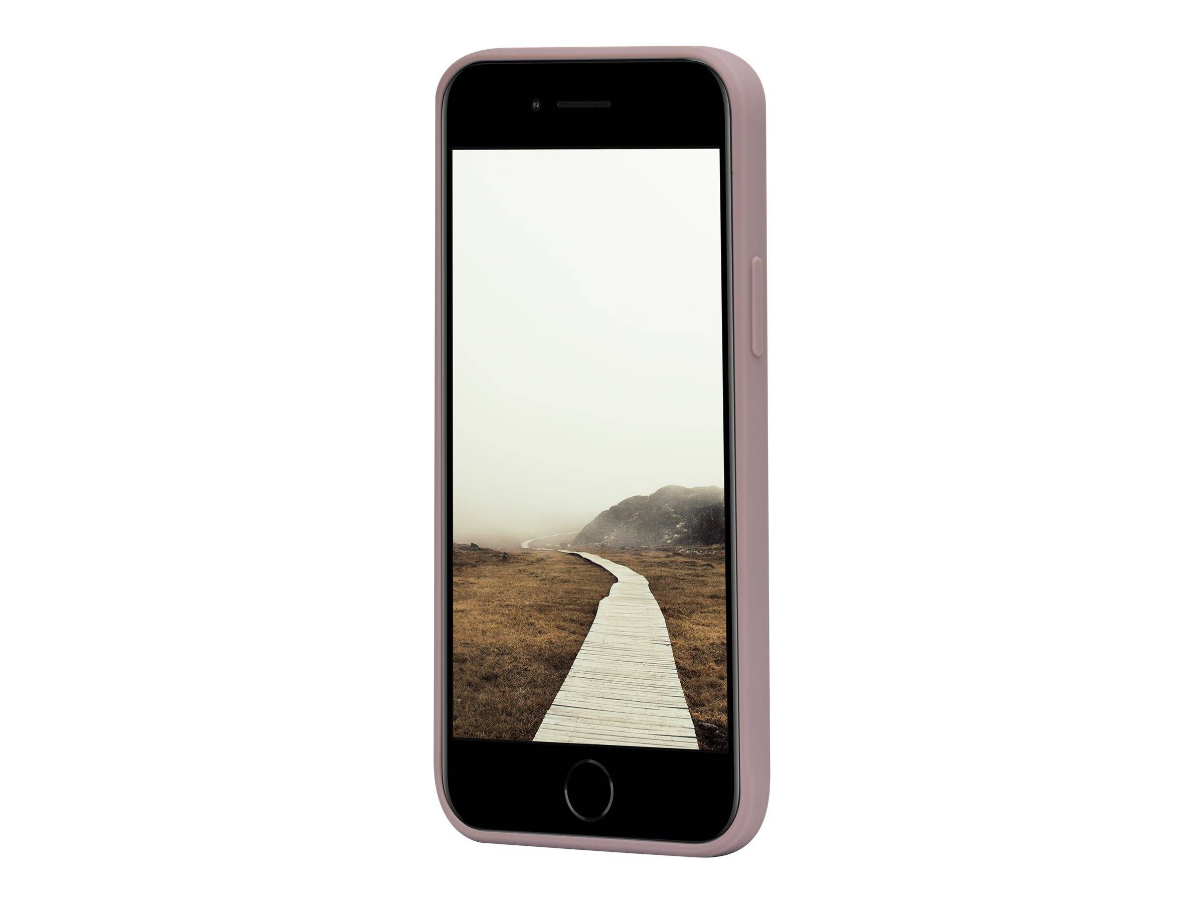 Ein Smartphone zeigt ein malerisches Bild eines Holzweges, der durch eine neblige, karge Landschaft führt und dabei ein Gefühl von Ruhe und Einsamkeit erzeugt.