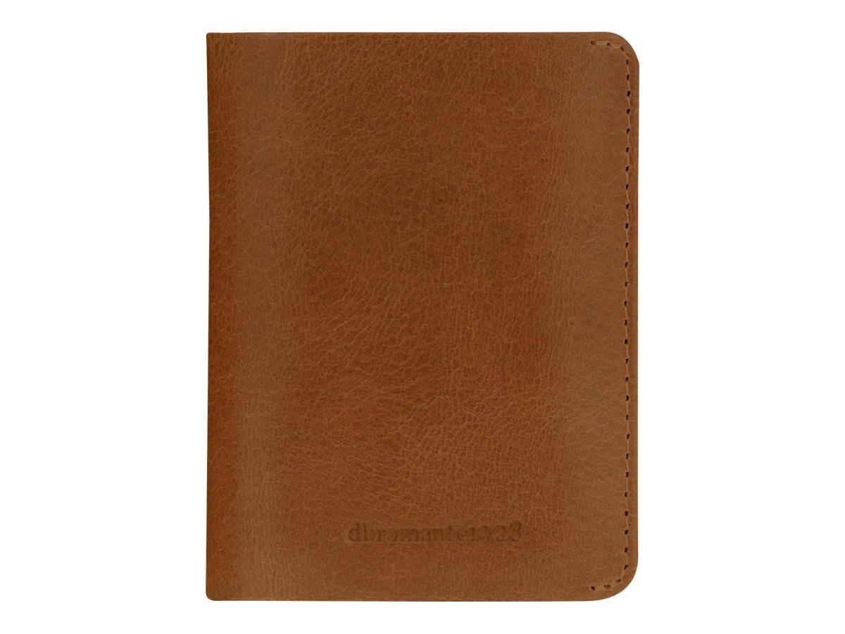 Eine braune Lederhülle mit dezenten Nähten. Der Text 'dbramante1928' ist am unteren Rand geprägt.
