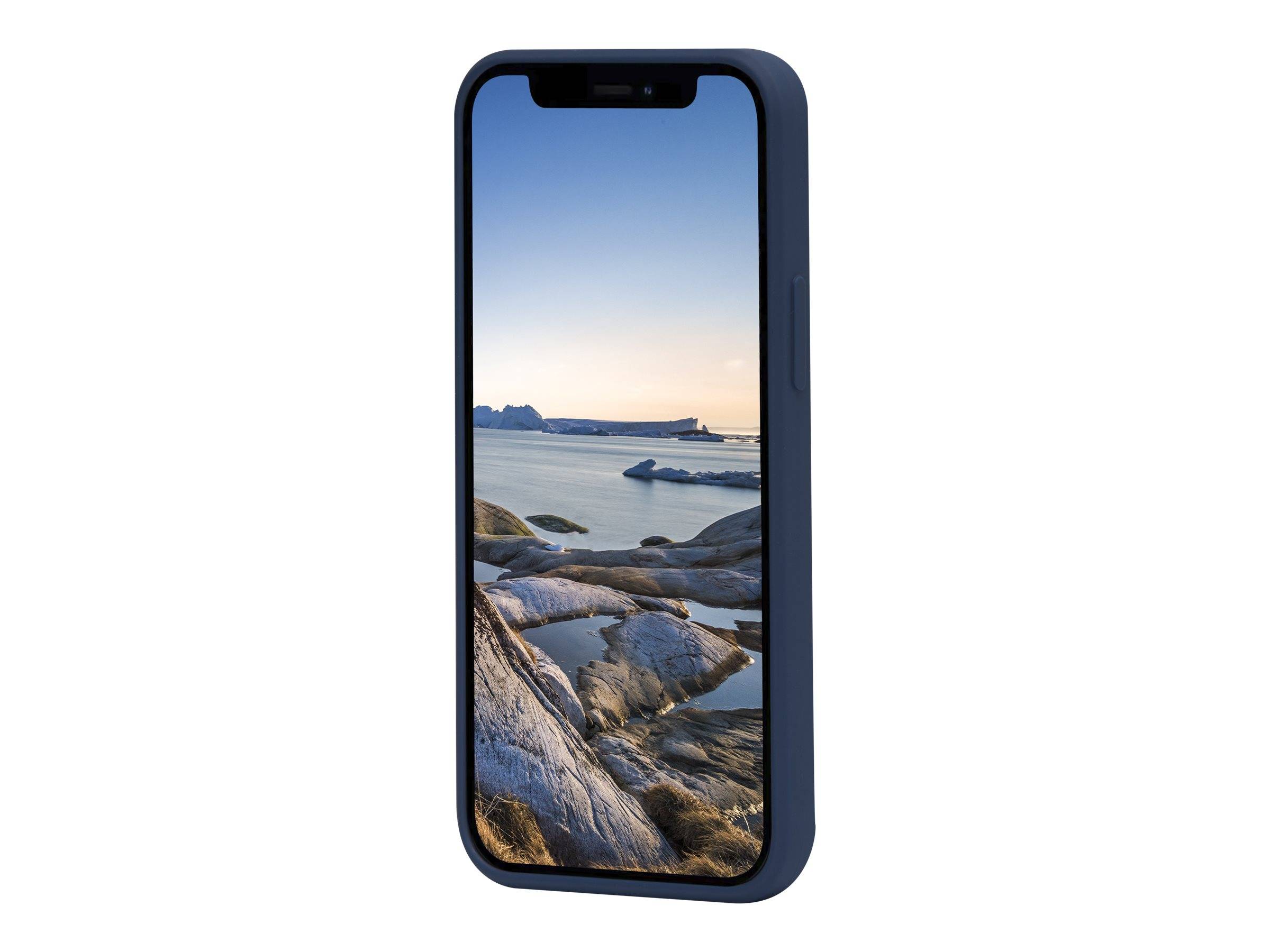 Ein Smartphone mit einer Schutzhülle zeigt ein Bild einer ruhigen Küstenlandschaft mit Felsen und einem ruhigen Meer unter klarem Himmel.