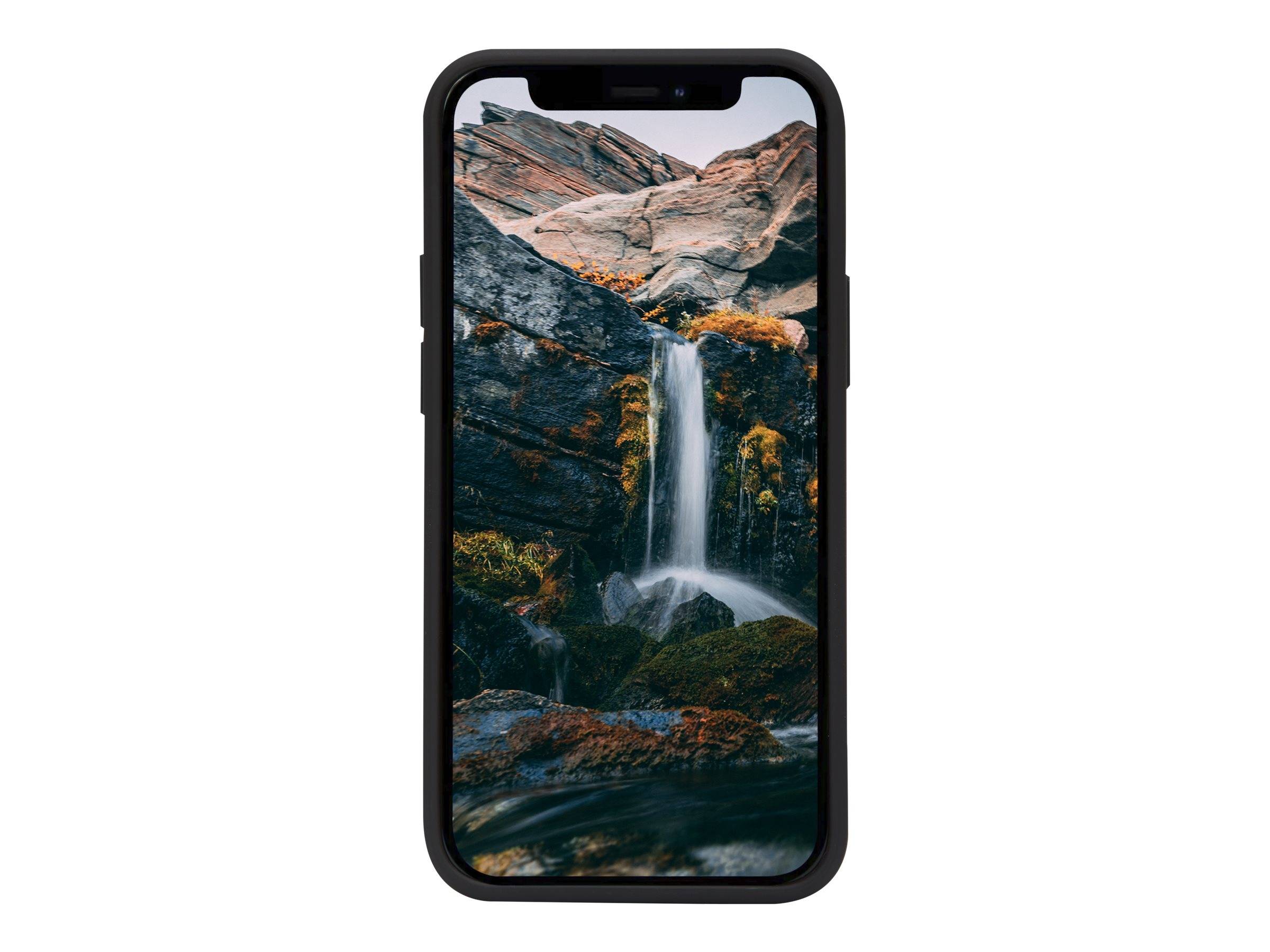 Ein Smartphone zeigt ein Bild eines friedlichen Wasserfalls, der über mit Moos bewachsene Felsen fließt, vor einer rauen, bergigen Landschaft.