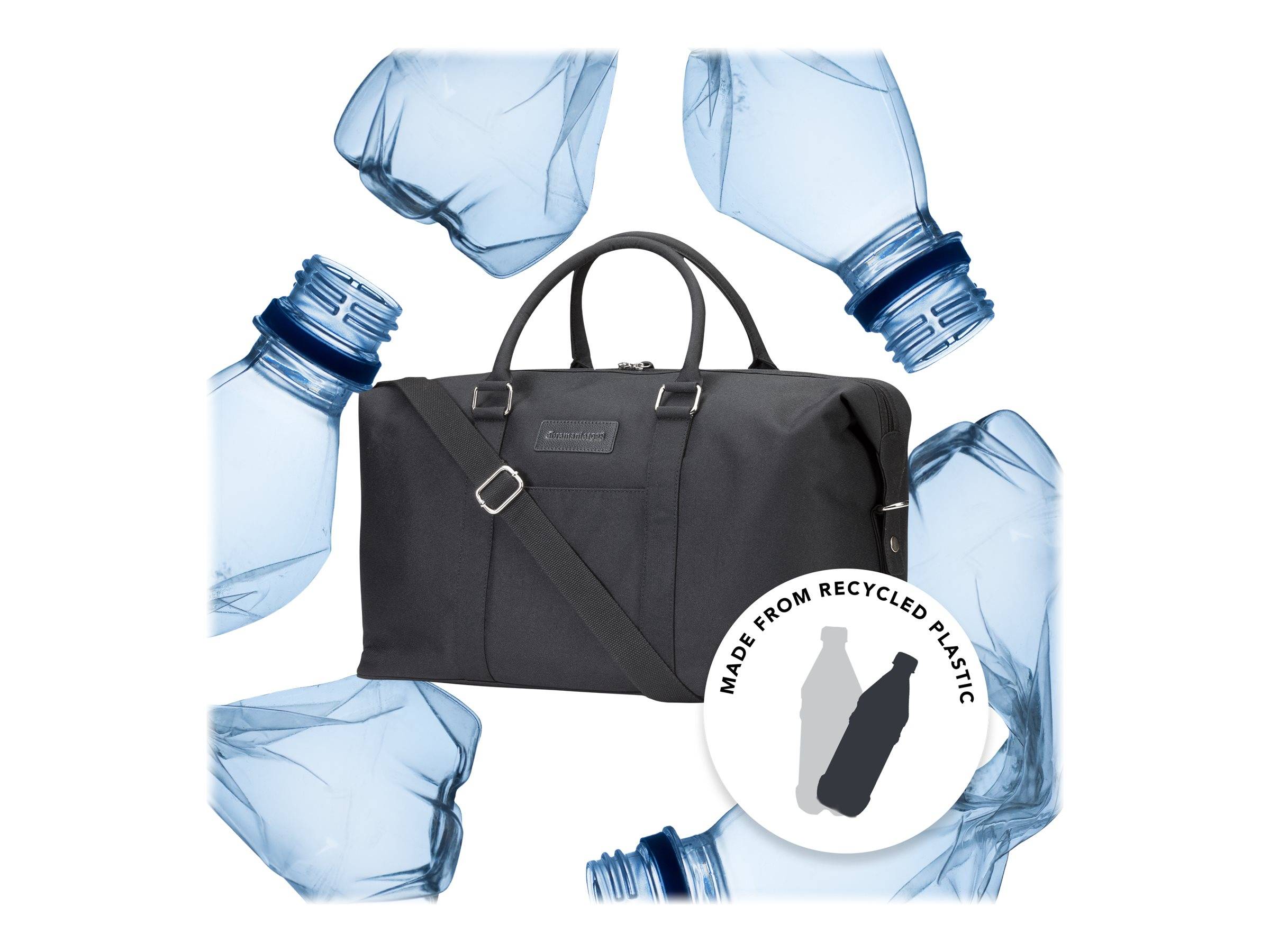 Schwarze Reisetasche aus recyceltem Kunststoff, umgeben von blauen Plastikflaschenformen mit einem Abzeichen „Aus recyceltem Kunststoff hergestellt