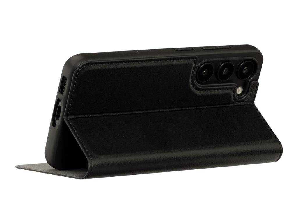 Ein schwarzes Smartphone mit einer faltbaren, schützenden Hülle, das in Standposition gezeigt wird und dabei dreifache Rückkameras offenbart.