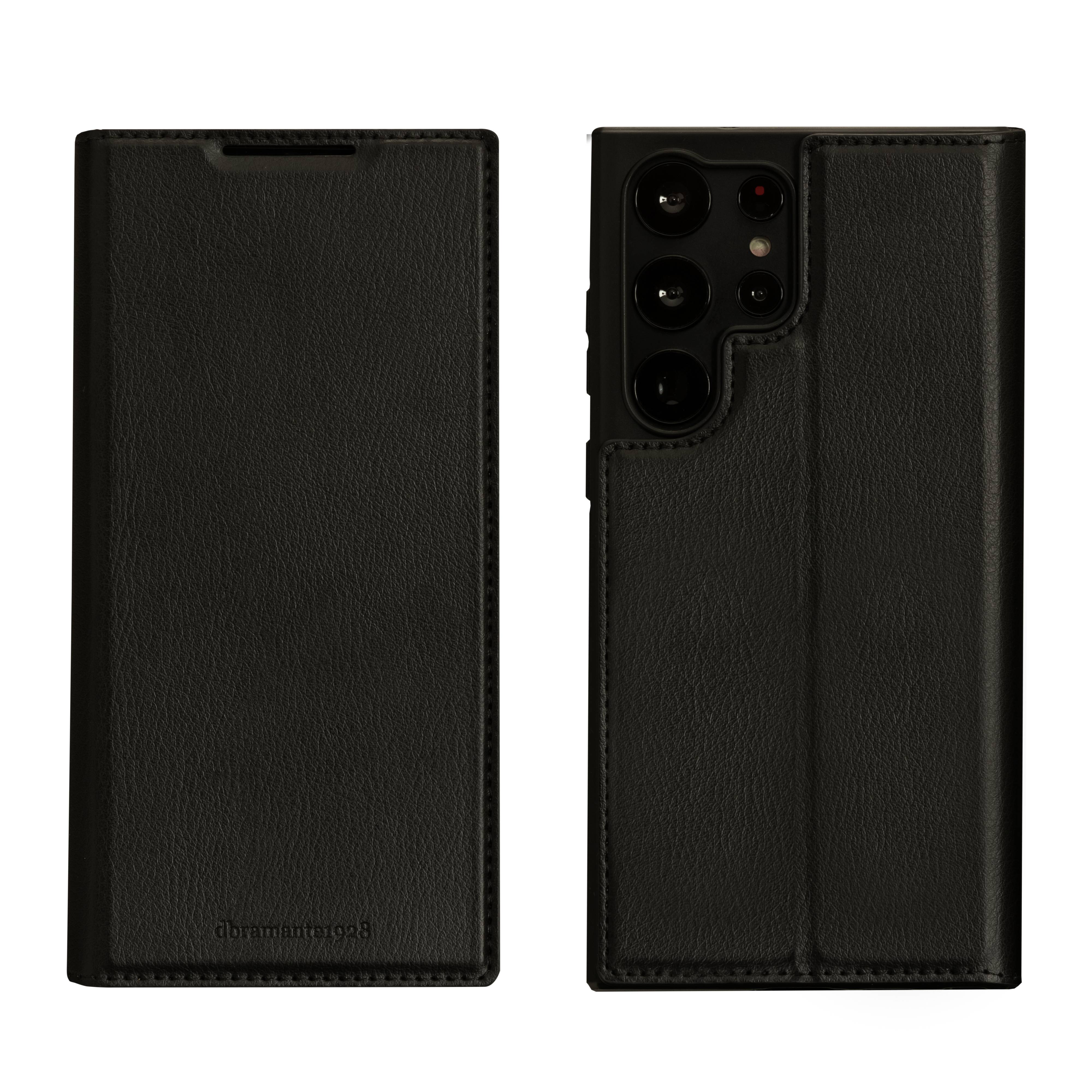 Schwarzes Lederklapptui für Telefon, von vorne und hinten gezeigt, mit Aussparung für die Kamera auf der Rückseite und geprägter Markenbezeichnung in der Nähe des unteren Randes.