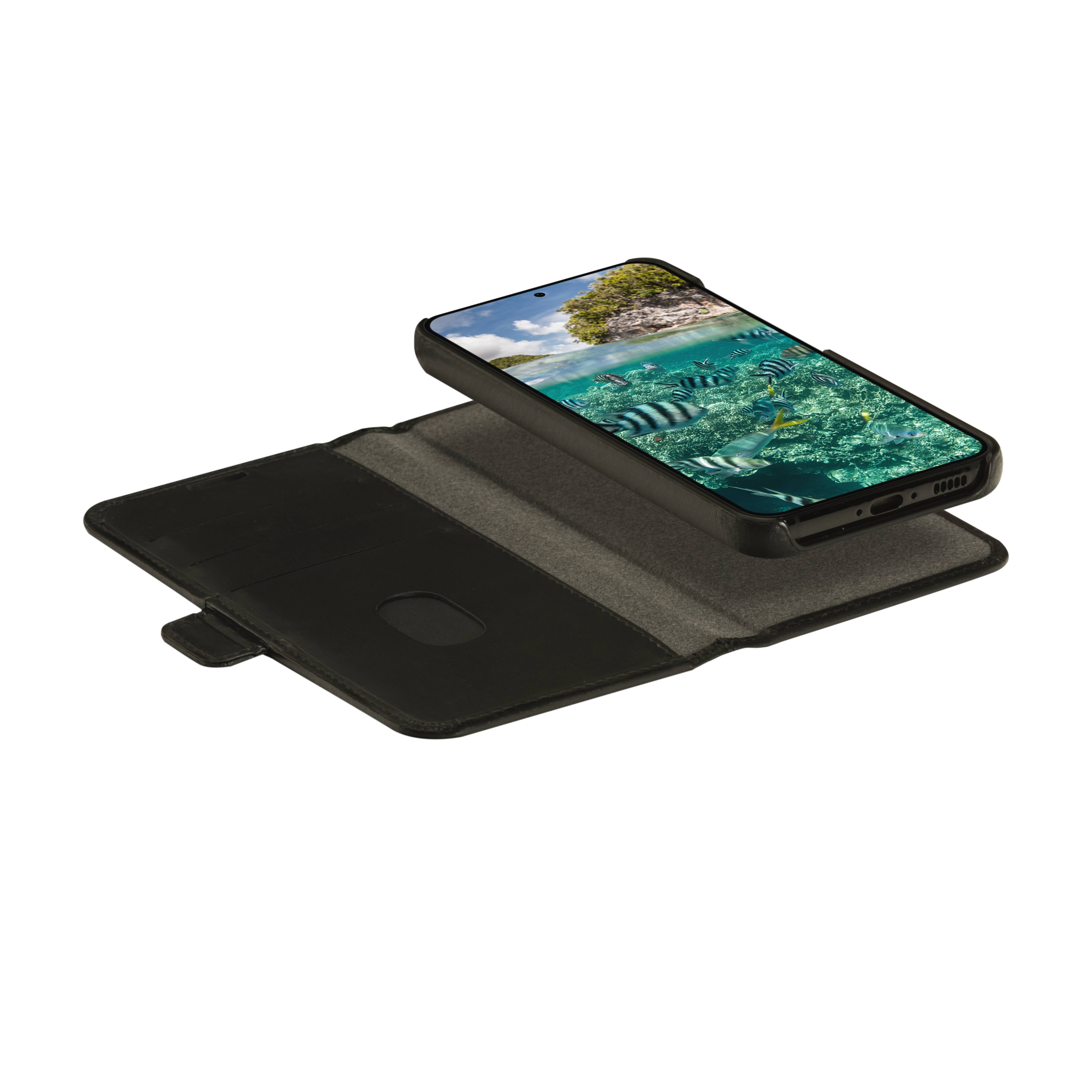 Smartphone in einer schwarzen Folio-Brieftaschenhülle mit Klappdeckel, offen vor weißem Hintergrund abgebildet.
