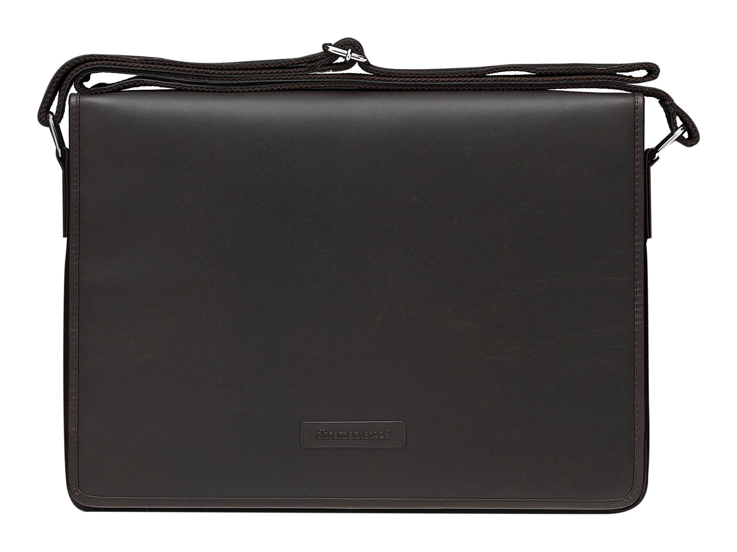 Eine braune Ledertasche mit minimalistischem Design, die auf der vorderen Klappe ein dezent geprägtes Logo trägt.