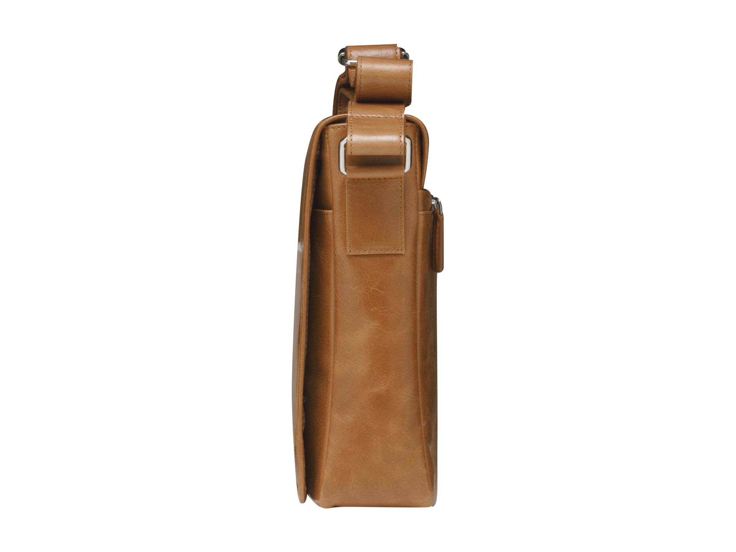 Seitenansicht einer braunen Lederschultertasche mit Überschlag und verstellbarem Riemen auf weißem Hintergrund.