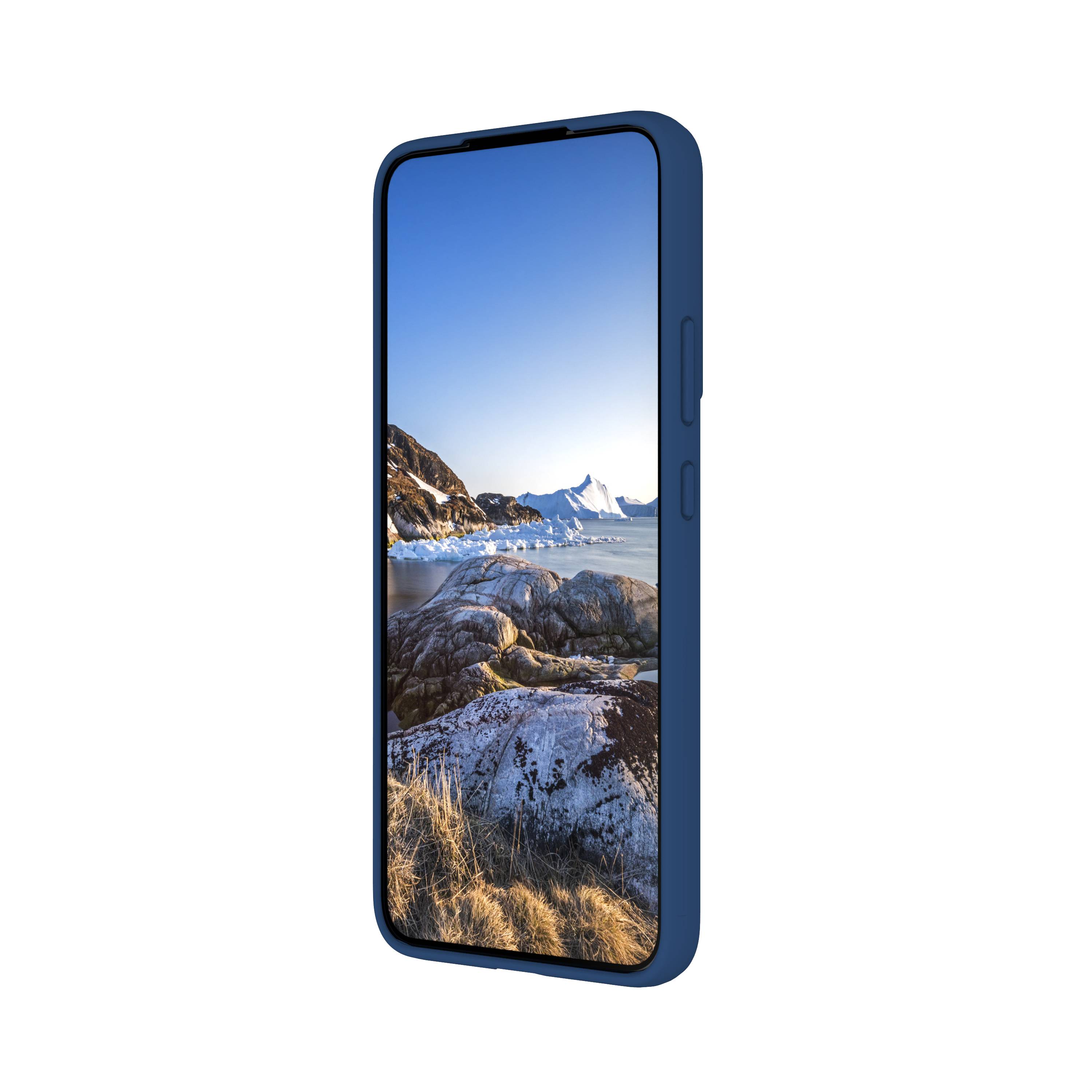 Blaue Smartphone-Schutzhülle in Seitenansicht, wobei der Bildschirm eine felsige, eisige Meereslandschaft und Berge zeigt.