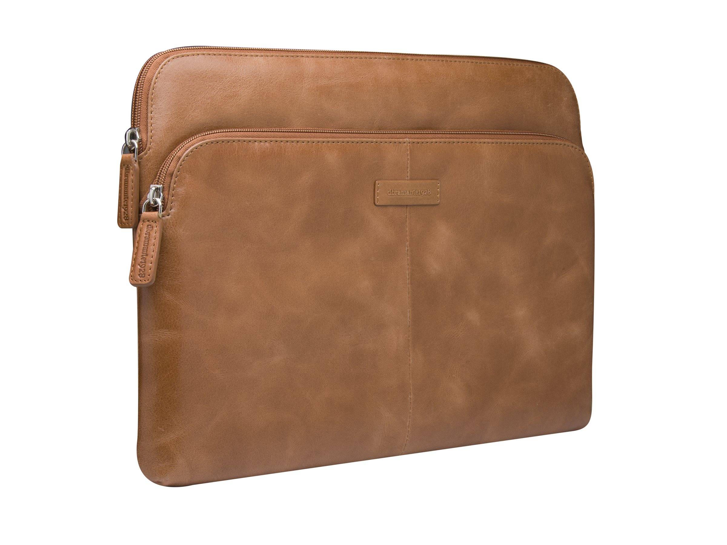 Braunes Leder-Laptop-Schutzkissen mit vorderer Reißverschlusstasche und oberem Reißverschluss, gezeigt auf weißem Hintergrund.