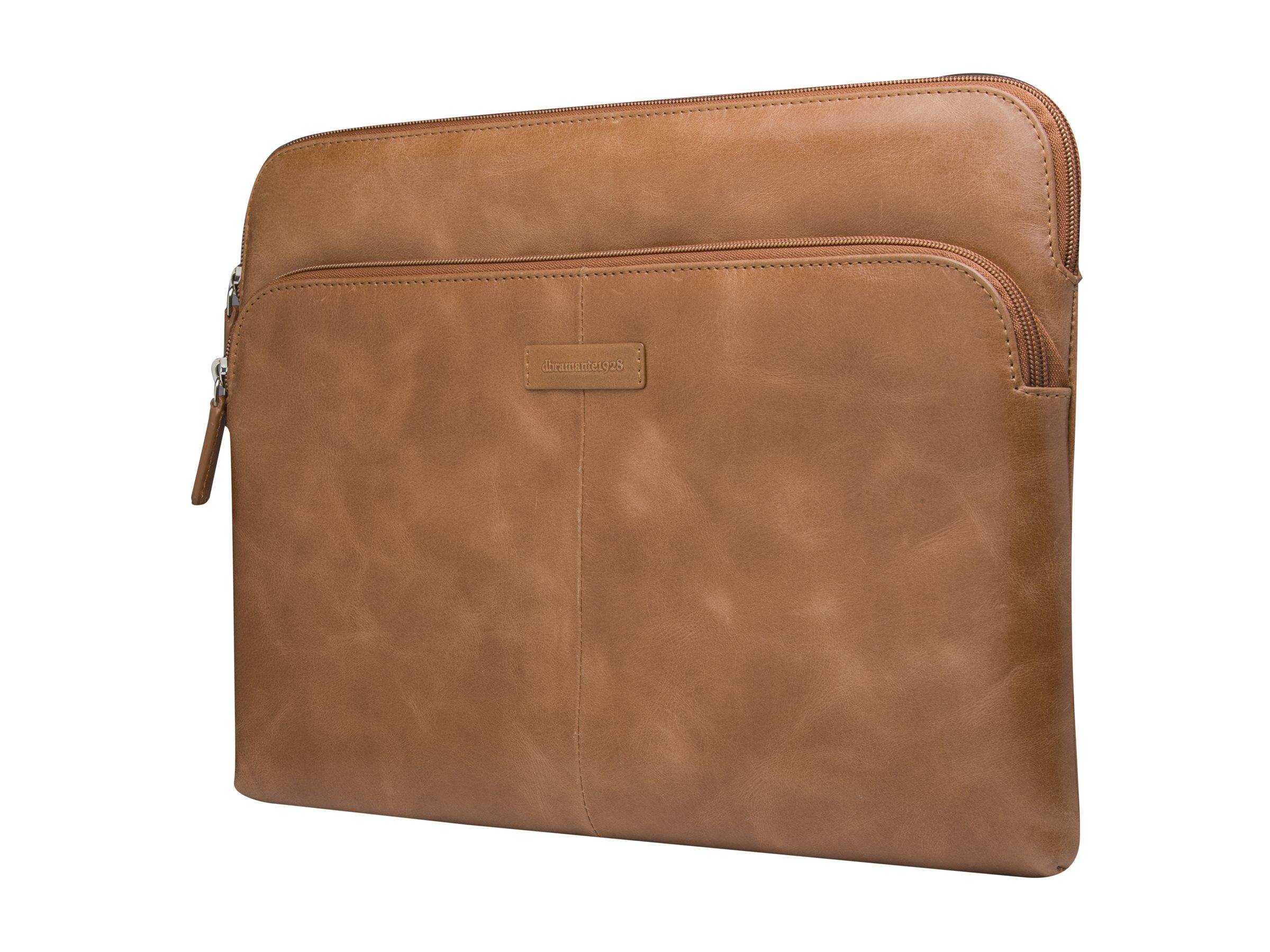 Schlanke Laptop-Tasche oder Aktenmappe aus Cognac-Leder mit Reißverschluss und flacher Vordertasche auf weißem Hintergrund