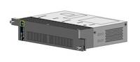 Frontansicht eines in ein Rack eingebauten Servers oder einer Speichergeräts mit grauem Chassis und belüfteter Seitenwand.