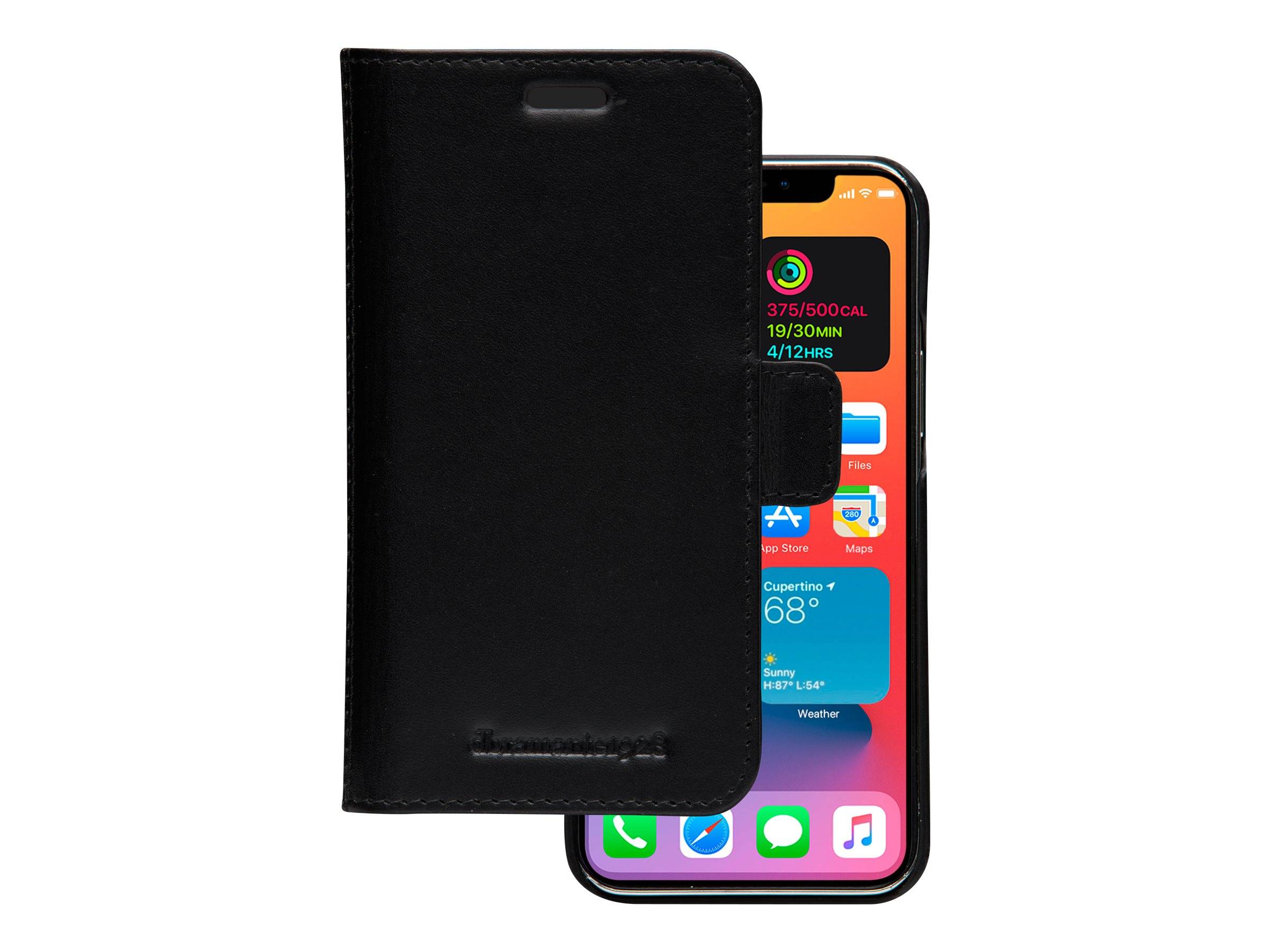 Ein Smartphone mit einem leuchtenden Display wird teilweise von einer schwarzen Ledertasche abgedeckt, die offen ist und den Startbildschirm des Telefons zeigt.