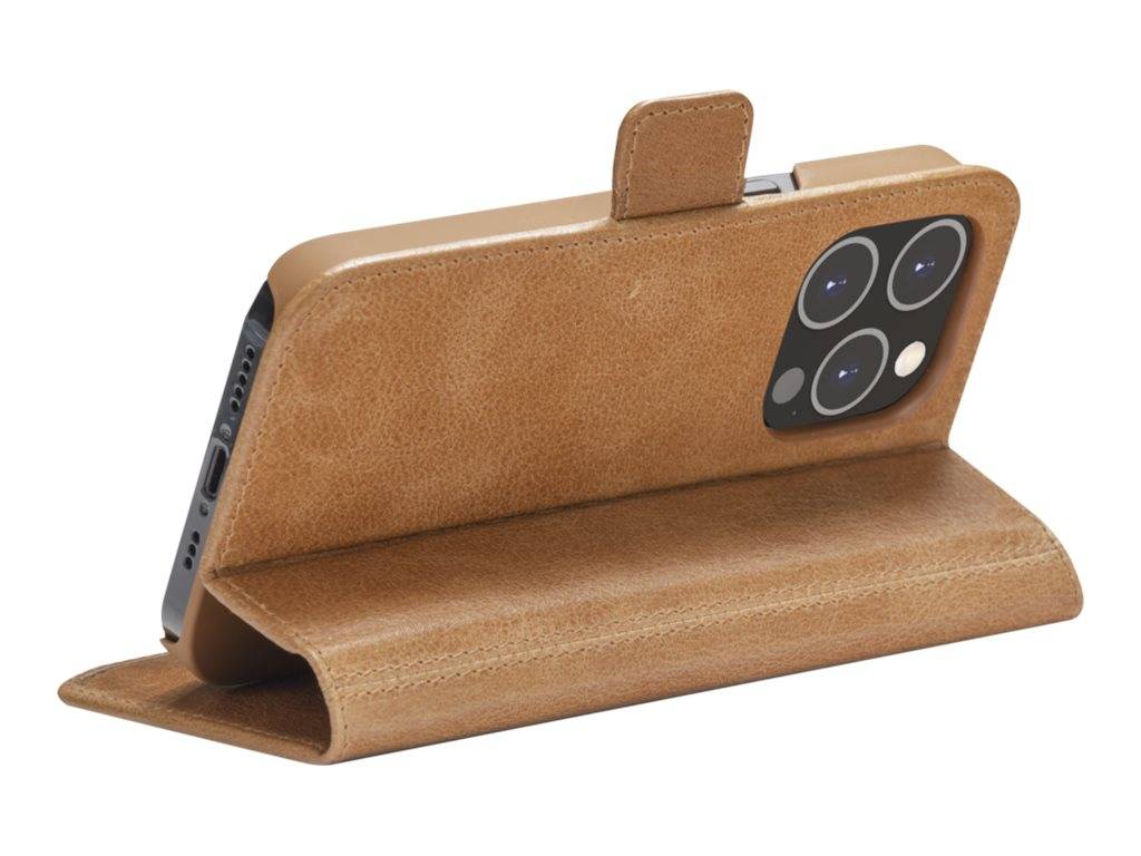 Tan-farbenes Leder-Folio-Handyhülle mit Ständer, offen im Querformat dargestellt, über einem Smartphone mit ausgestanztem Triple-Kamerasystem auf der Rückseite und freiliegenden Seitenschaltflächen.
