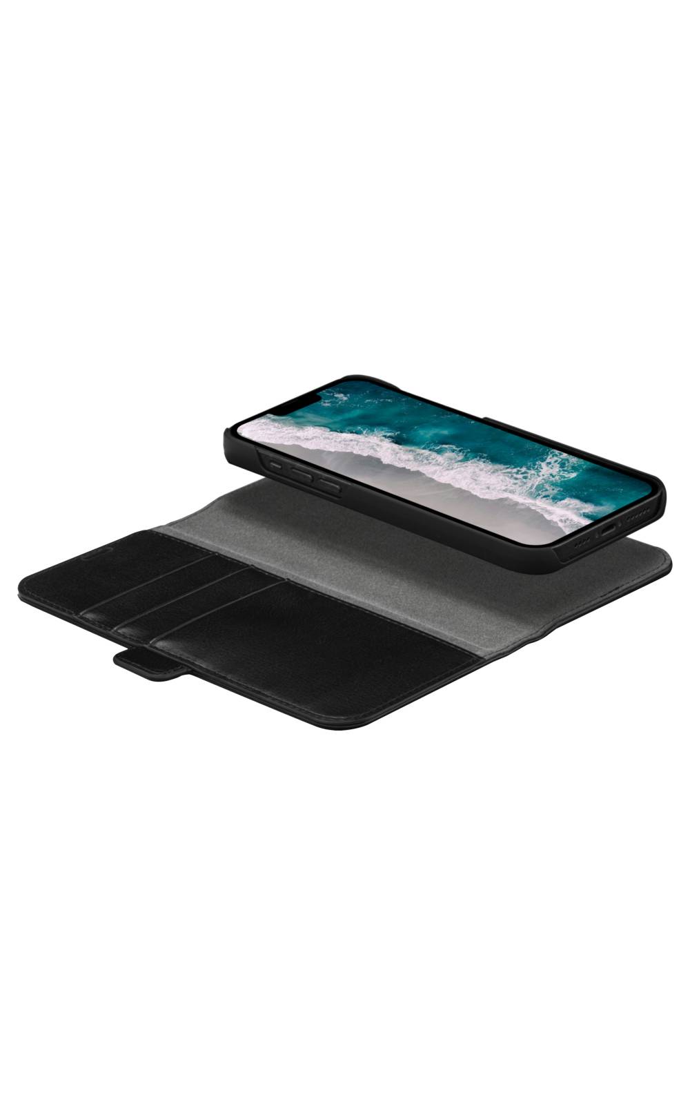 Smartphone, das auf einem schwarzen klappbaren Brieftaschenstil-Etui ruht, teilweise geöffnet vor weißem Hintergrund gezeigt.