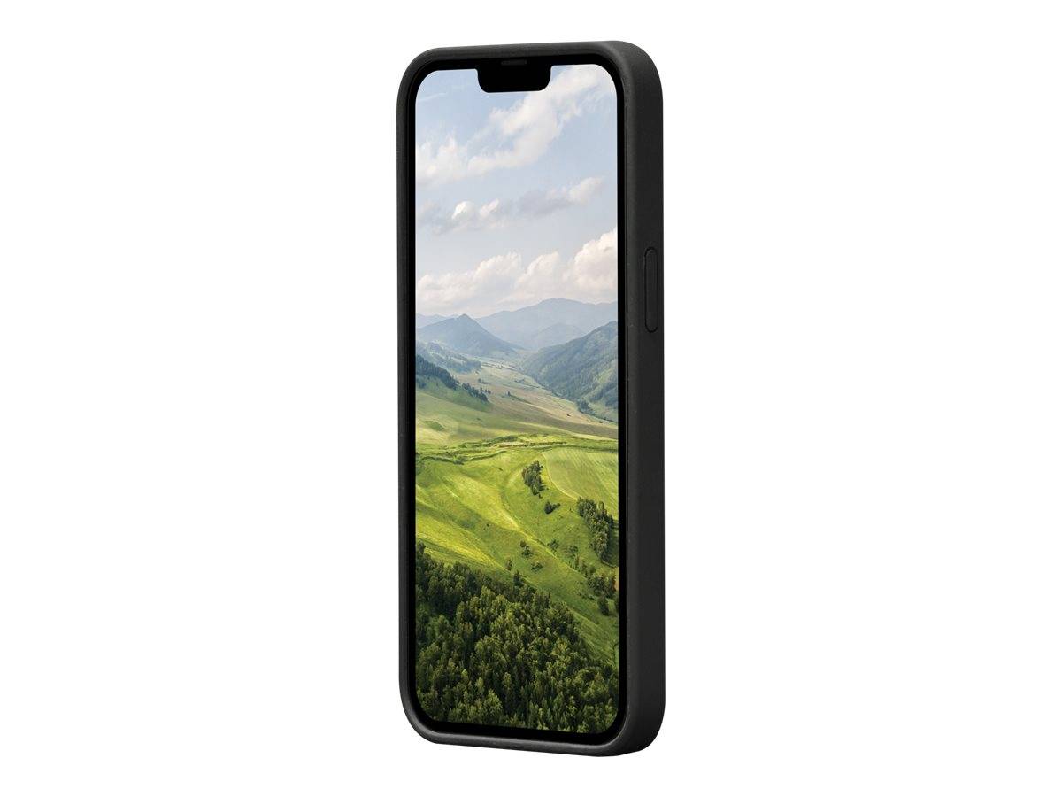 Ein Smartphone zeigt eine Landschaft mit sanft geschwungenen grünen Hügeln unter einem bewölkten Himmel, mit Bergen im Hintergrund.