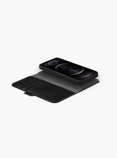 Schwarzes Smartphone in einem schutzhüllenartigen Etui-Stil-Schutzcover, teilweise offen und in einem Winkel auf einfachem weißem Hintergrund dargestellt.