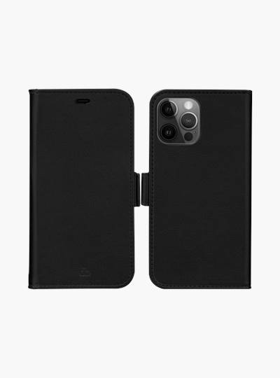 Schwarze faltbare Smartphone-Lederhülle in geöffneter Position dargestellt, mit Kameraausschnitt auf der rechten Seite und magnetischer Verschluss in der Mitte.