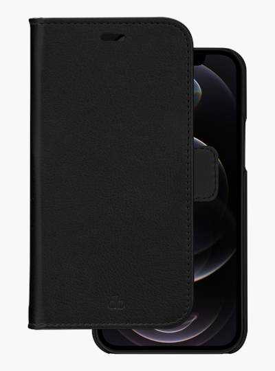 Schwarze Lederklappschutzhülle, geschlossen über einem Smartphone, wobei das Telefon teilweise dahinter sichtbar ist.