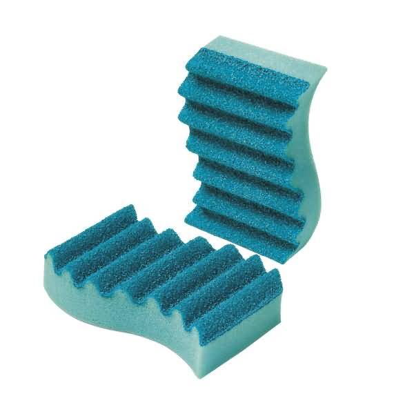 Zwei blaue gerippte Schaumstoffteile, eines aufrecht und eines flach liegend, auf weißem Hintergrund gezeigt.