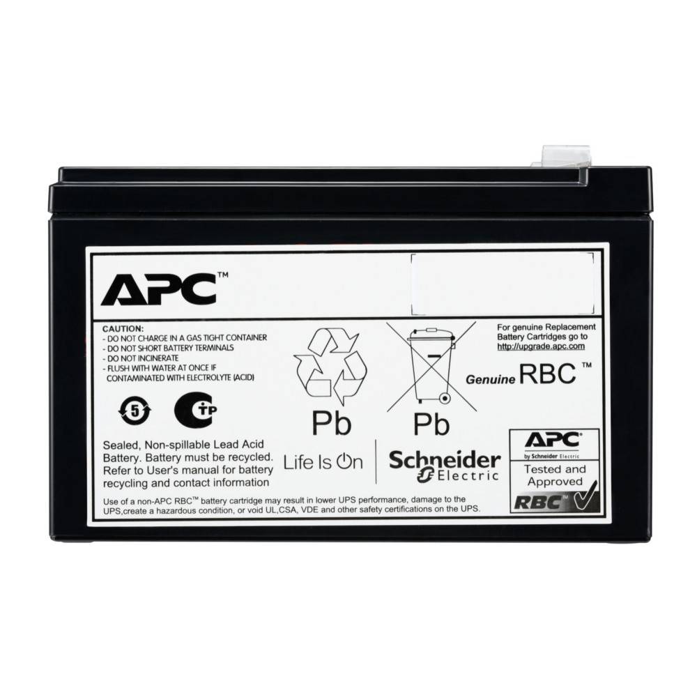 Eine schwarze Batterie mit Aufschriften 'APC', 'Pb'-Symbolen und 'Schneider Electric'. Warnung: Säure, keine Flammen, Ladeeinschränkungen und Recyclinginformationen.