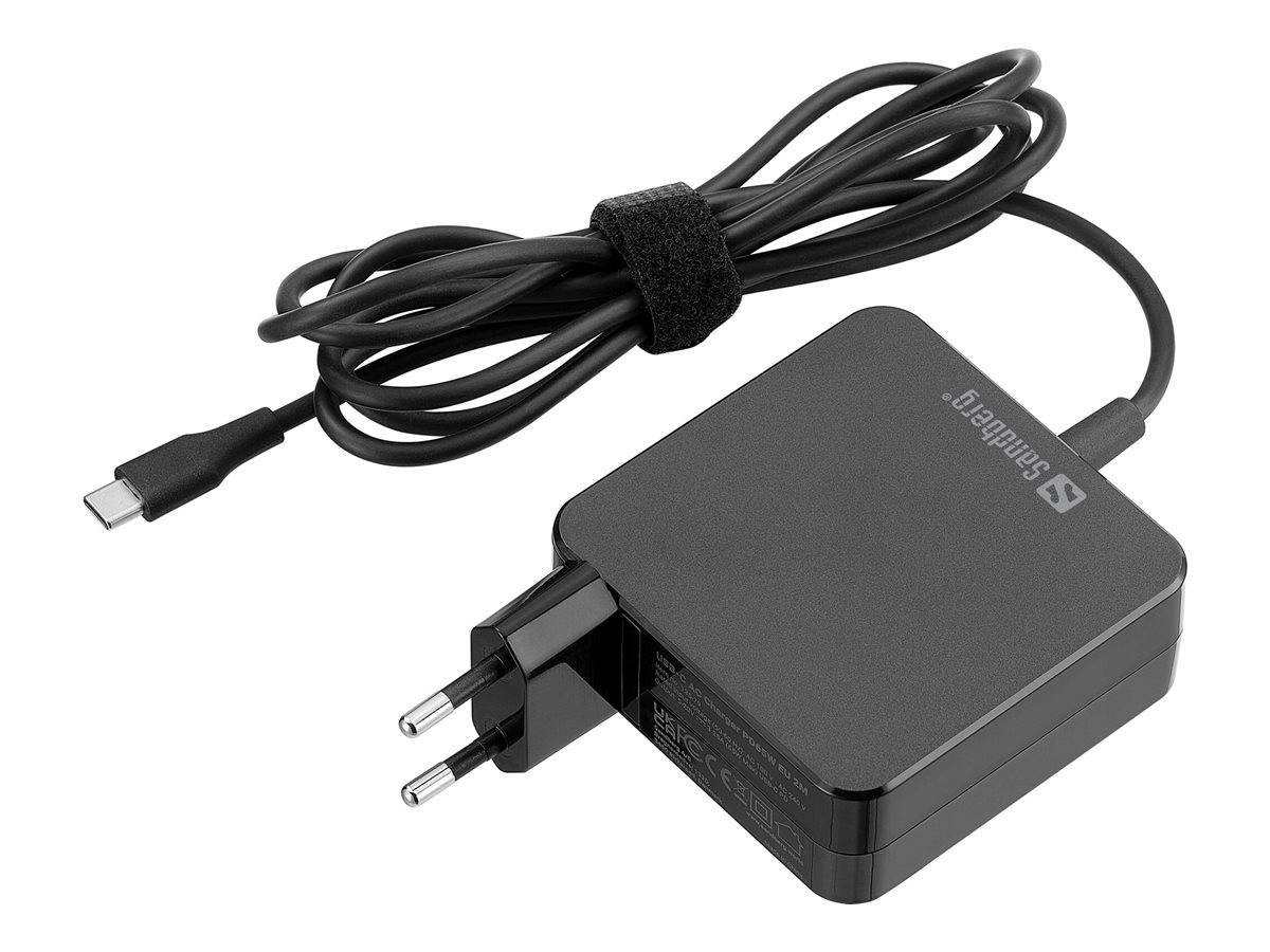 Schwarzes USB-C-Wandladegerät mit angeschlossenem Kabel und europäischem zweipoligem Stecker, auf weißem Hintergrund dargestellt.