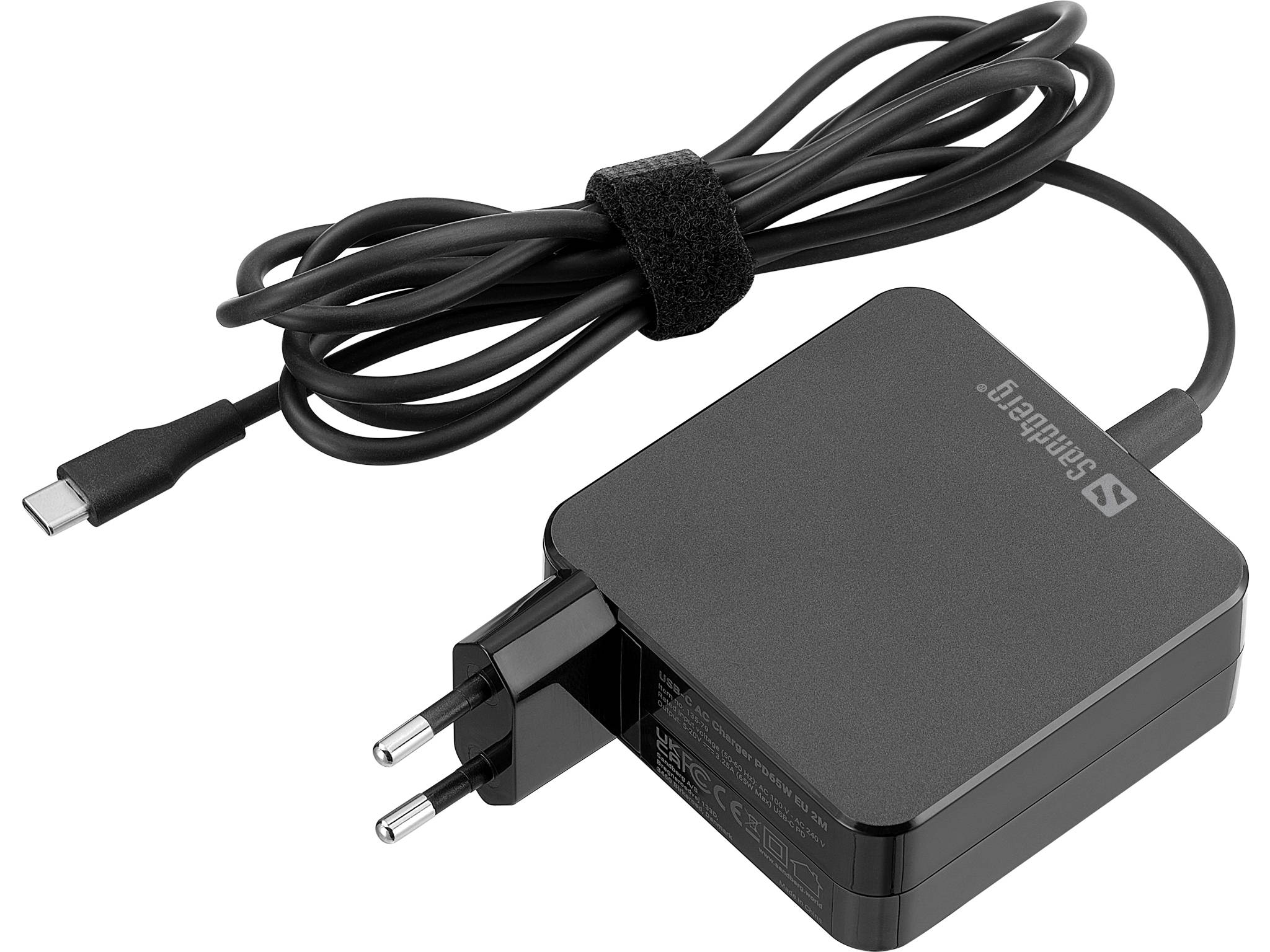 Schwarzer USB-C-Stromadapter mit angebrachtem Ladekabel und zweipoliger europäischer Steckdose auf weißem Hintergrund