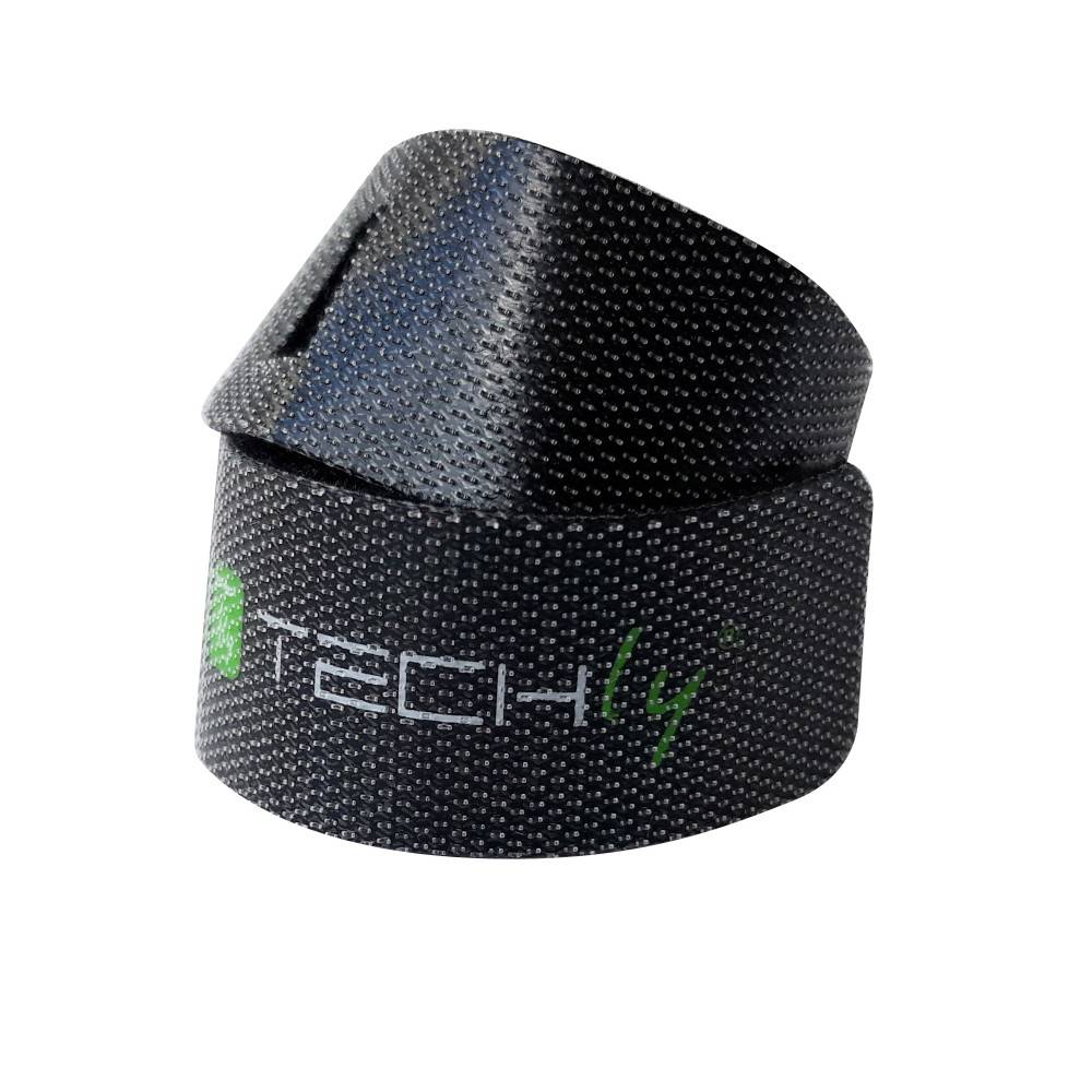 Schwarzer strukturierter tragbarer Riemen mit „TECHly"-Logo, zu einer zylindrischen Form auf weißem Hintergrund gefaltet.