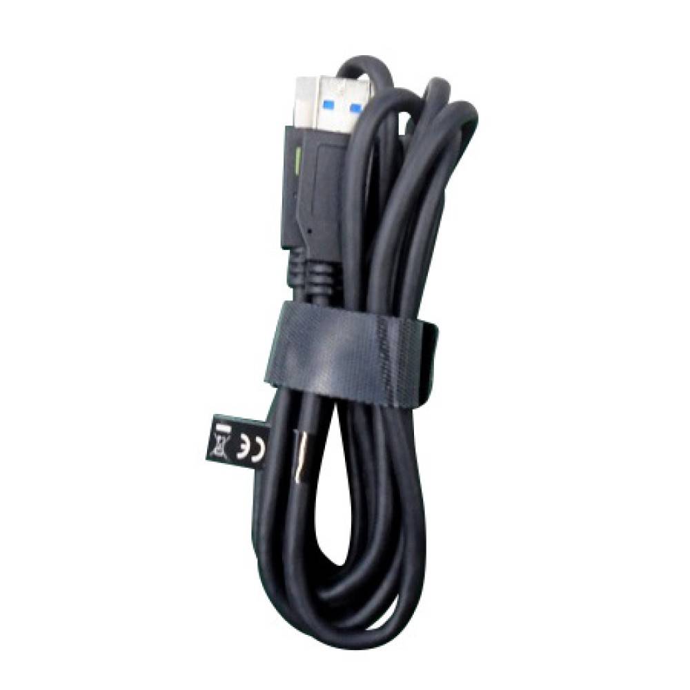 Aufgerolltes schwarzes USB-Kabel mit blauem Stecker, gesichert durch einen Riemen auf weißem Hintergrund.