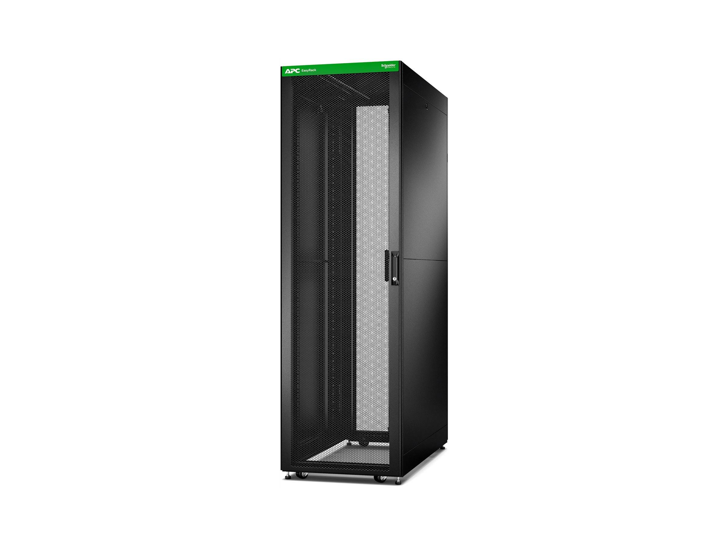 Hohes schwarzes APC-Serverrack mit offenen vorderen Türen, dargestellt auf weißem Hintergrund.