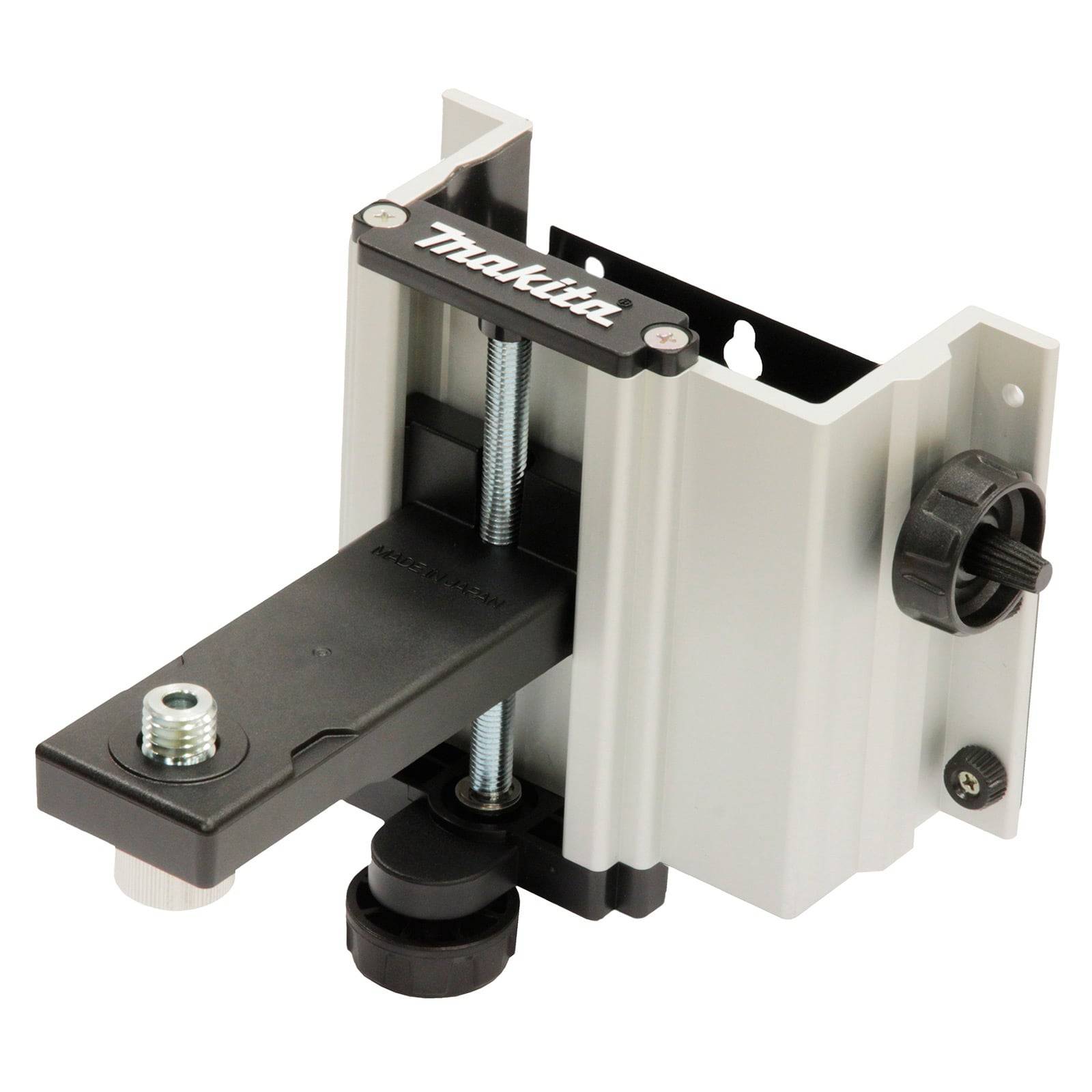 Ein Metallwerkzeughalter mit einer Klemmvorrichtung, unter der Marke 'Makita' entwickelt, zur Befestigung von Ausrüstung, mit verstellbaren Knöpfen zur Positionierung.