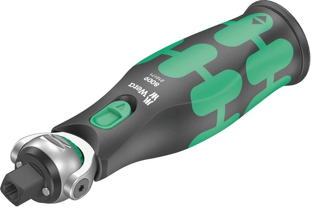 Nahaufnahme eines elektrischen Schraubers mit einem ergonomischen Griff in Grün und Schwarz, ausgestattet mit einem Umschalter und einem metallischen Kopf.