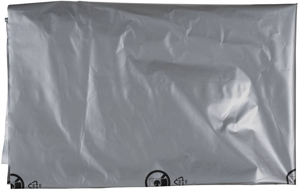 Eine zerknitterte graue Plastiktüte mit einem Recycling-Symbol in der unteren rechten Ecke.