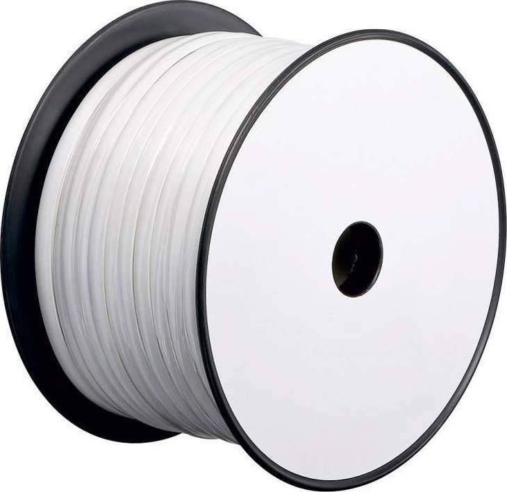 Eine Spule weißen Filaments, wie sie typischerweise beim 3D-Druck verwendet wird, ist zu sehen. Der Filament ist sauber um eine schwarze Plastikrolle gewickelt.