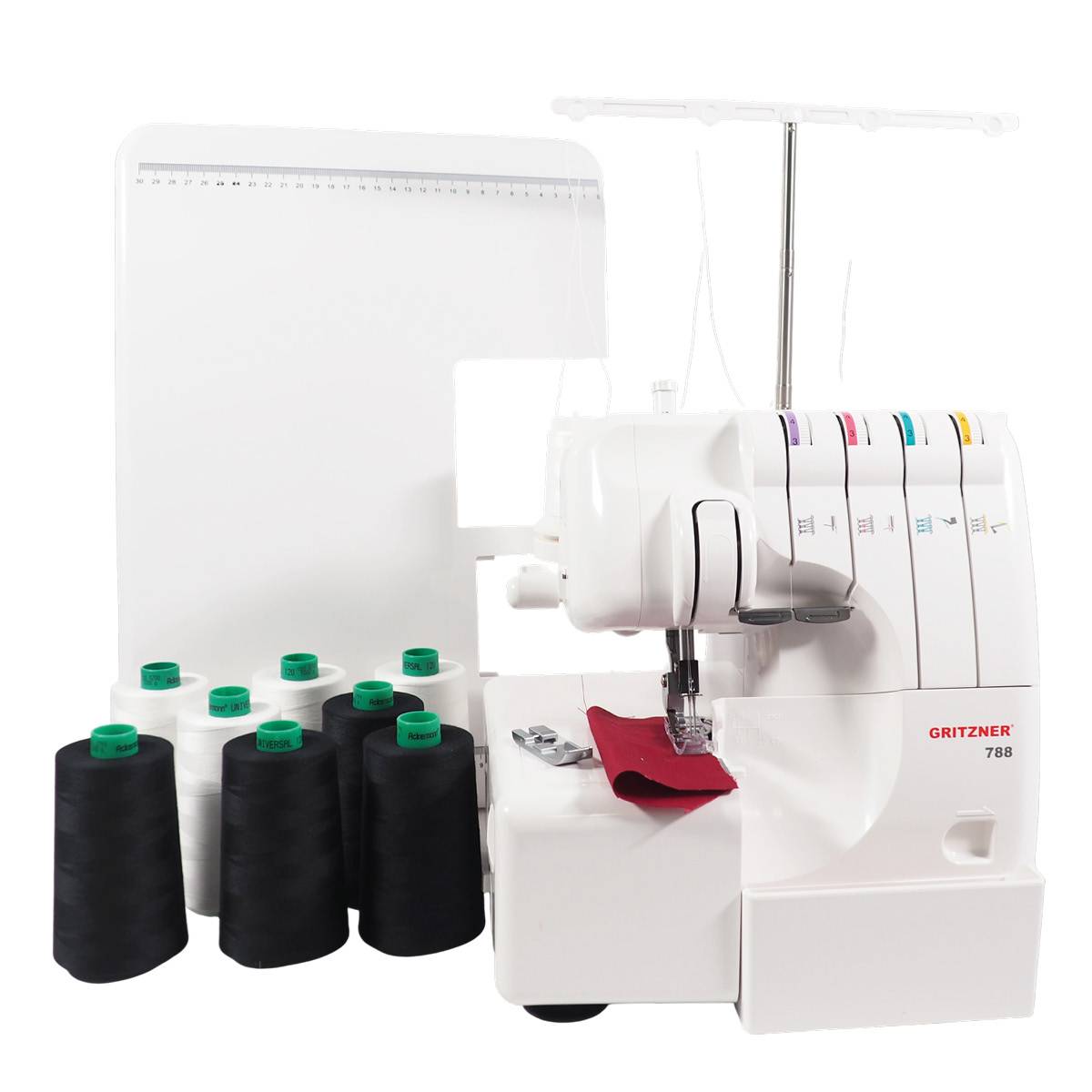 Eine weiße Overlock-Nähmaschine mit mehreren Spulen schwarzem Garn daneben.