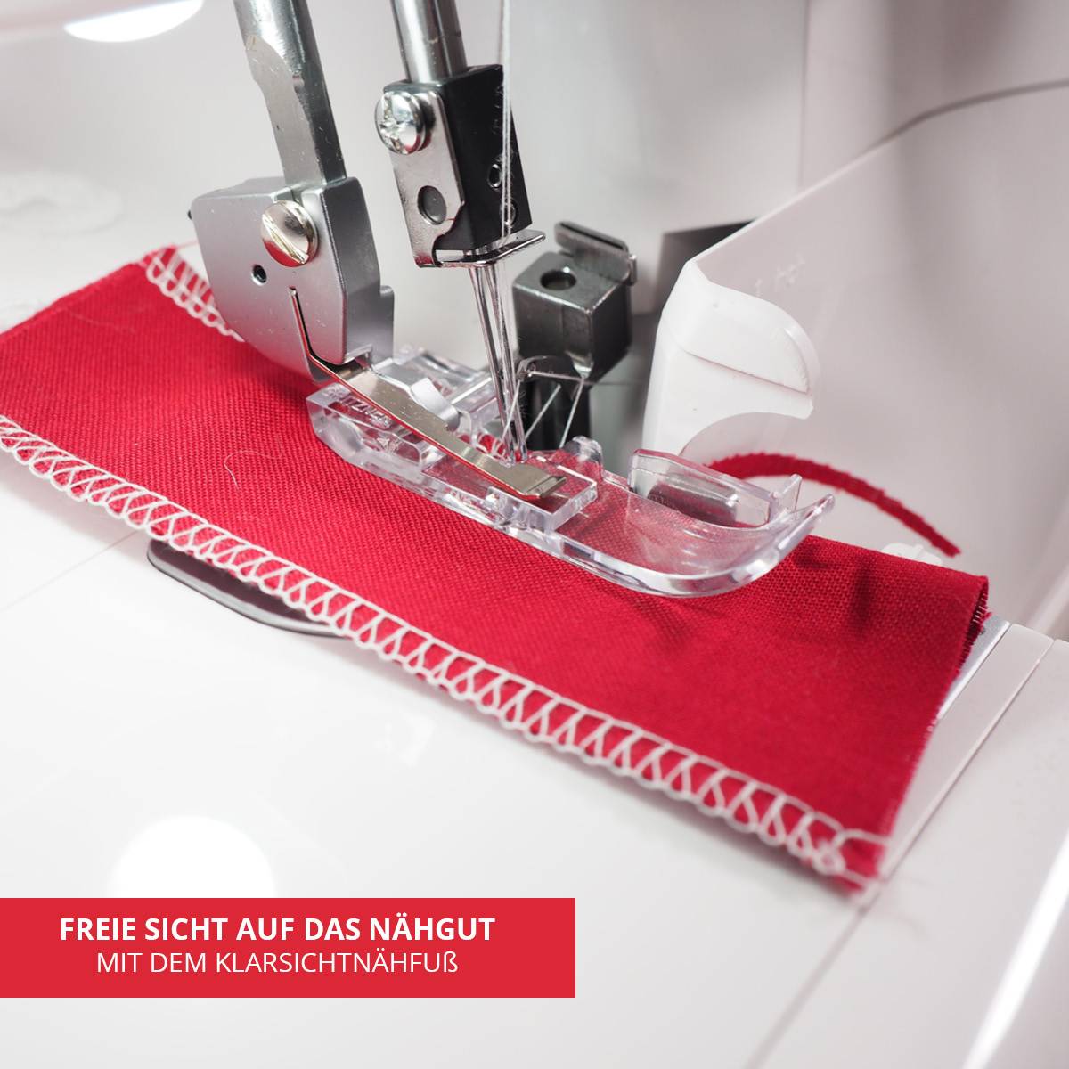 Eine Nähmaschine näht einen roten Stoff mit Präzision; Text in deutscher Sprache bewirbt den durchsichtigen Nähfuß für bessere Sichtbarkeit.