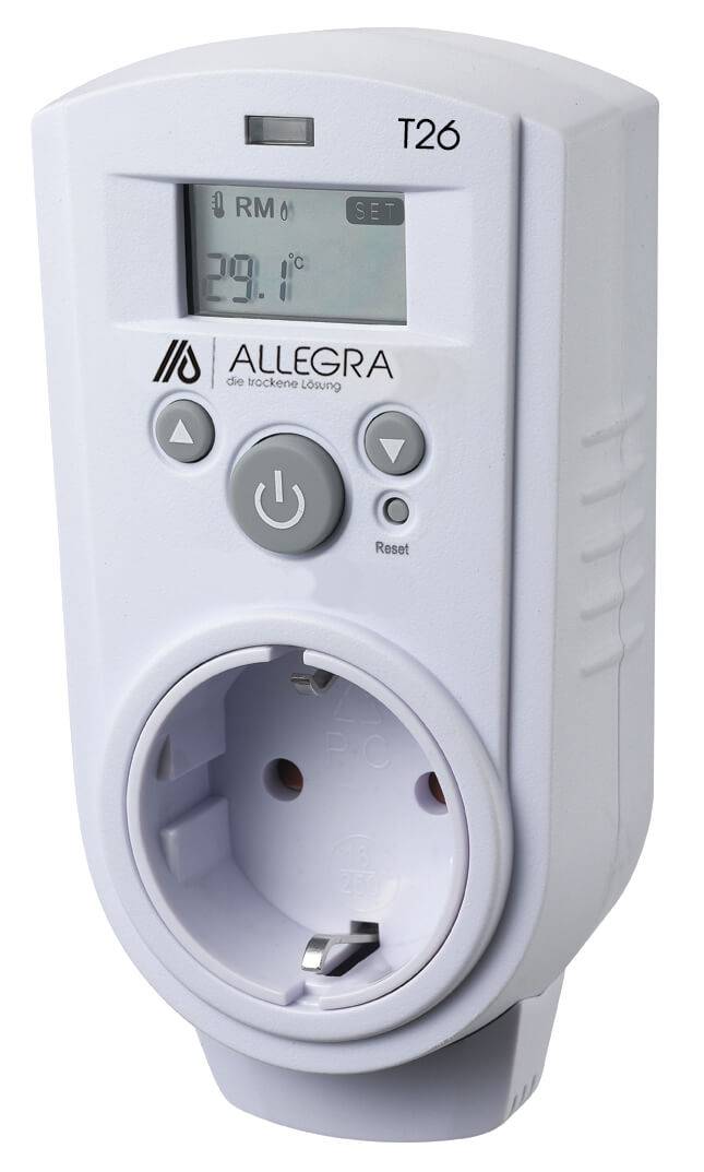 Weißes Allegra T26 Stecker-Thermostat zeigt 9,1°C auf seinem Display an, mit Ein-/Ausschalter und Einstellungstasten über einer Wandsteckdose.