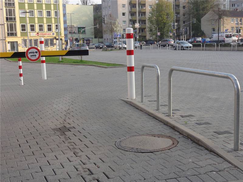 Schake Stahlrohrpoller herausnehmbar aus Stahlrohr verzinkt Ø193x3,6mm weiß beschichtet mit rot reflektierenden Leuchtstreifen Dreikantverschluss 15