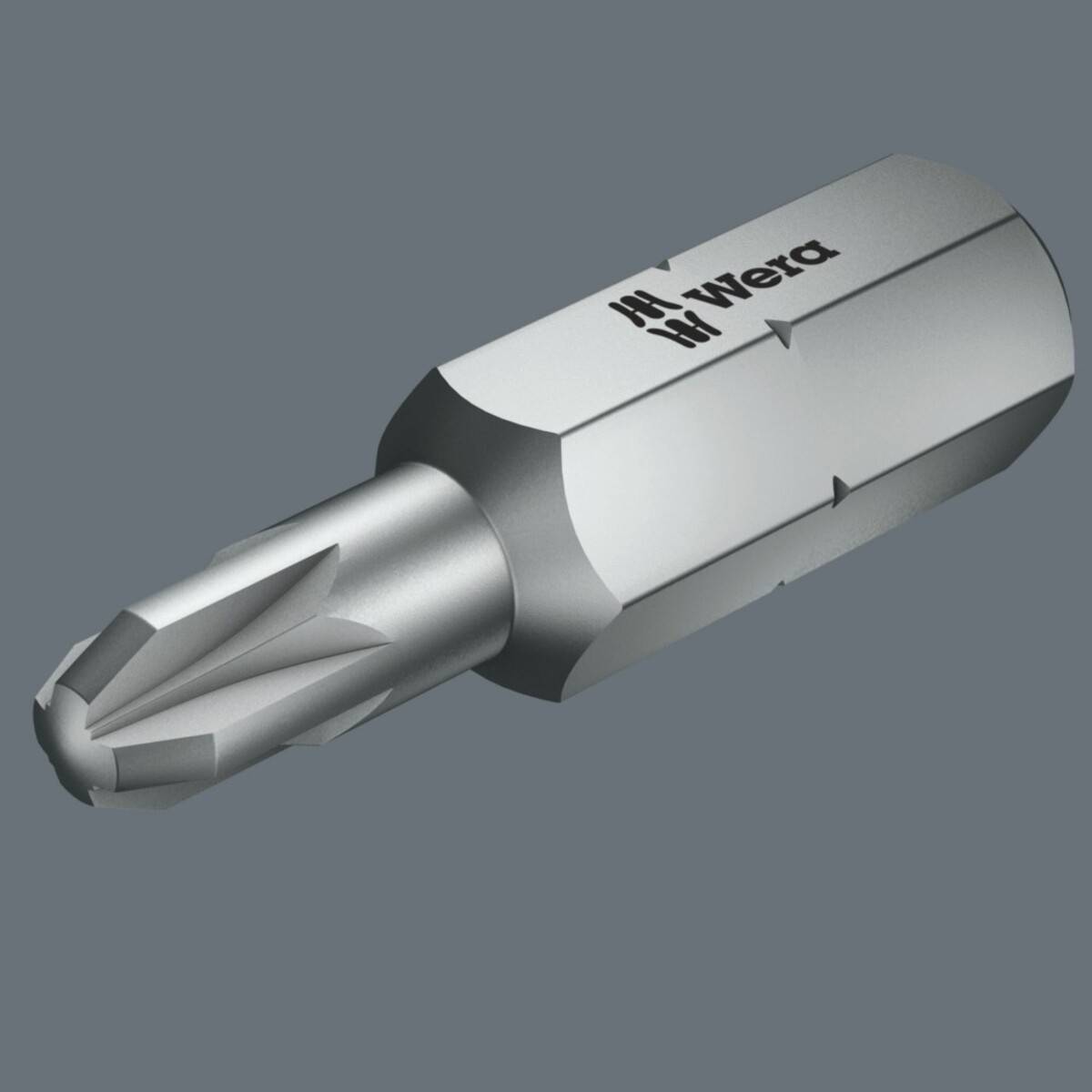 Eine Nahaufnahme eines silbernen Schraubendreher-Bits mit einer sternförmigen Spitze, mit dem Aufdruck 'Wera', vor einem schlichten grauen Hintergrund.