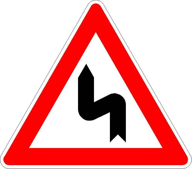 Doppelkurve, zunächst links VZ 105-10 Folientyp: RA3 I Typ C, Seitenlänge: 1260 mm - 125 % - über 100 km/h, Ausführung: Rundform